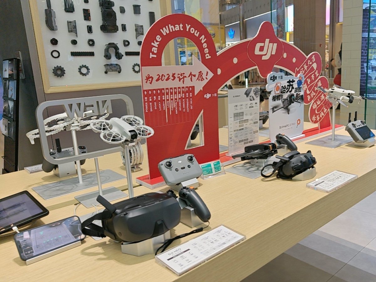 RewardsMobile's tweet photo. Robotics Club Workshop Alert! Build mini drones, master coding basics, and team up for a "Obstacle Challenge" this Sat (10 AM, Lab 302)! All skill levels welcome—snacks + prizes included! Tag a friend who loves tech #RoboticsFun #TechClub https://t.co/yGQeQZbHal