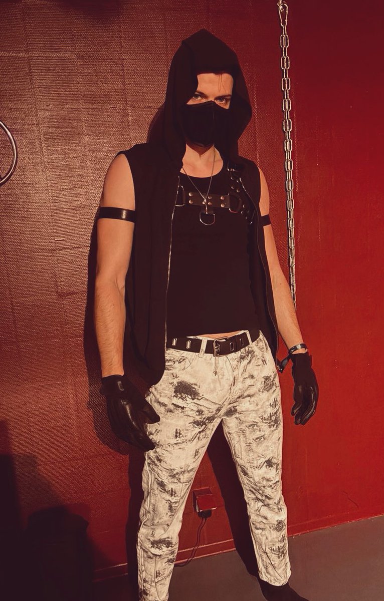 Party outfit for tonight… check!

Who will I see at <a href="/DarklandsFest/">Beyond Darklands</a> 👀

#party #fitcheck #fetish