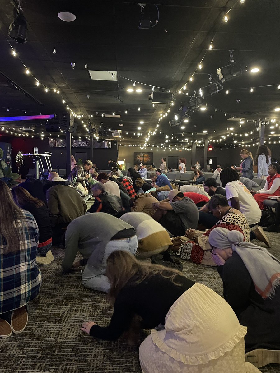 RobertsLiardon's tweet photo. A Powerful Move Of God Was Experienced This Morning At Christ for all Nations USA in Orlando, Fl And Other Online Campuses. #GodsGenerals #mantles #apostolic #gogogo #robertsliardon https://t.co/K3V5zvjkUf