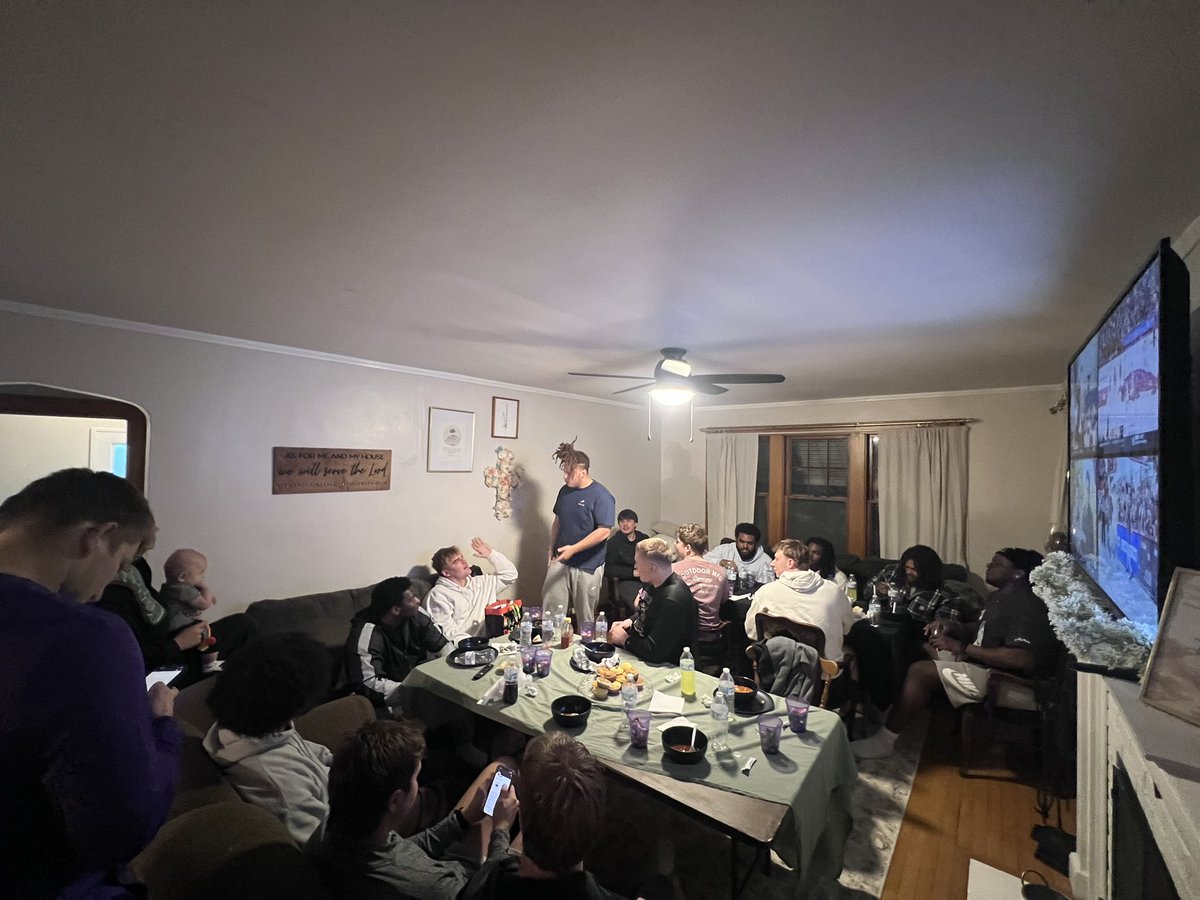 coachcjnuss's tweet photo. Another incredible DL dinner prepped by @HanNussbaum last night! These will never get old, love having everyone over at our house for some intentional time together! https://t.co/6dfXALrstR