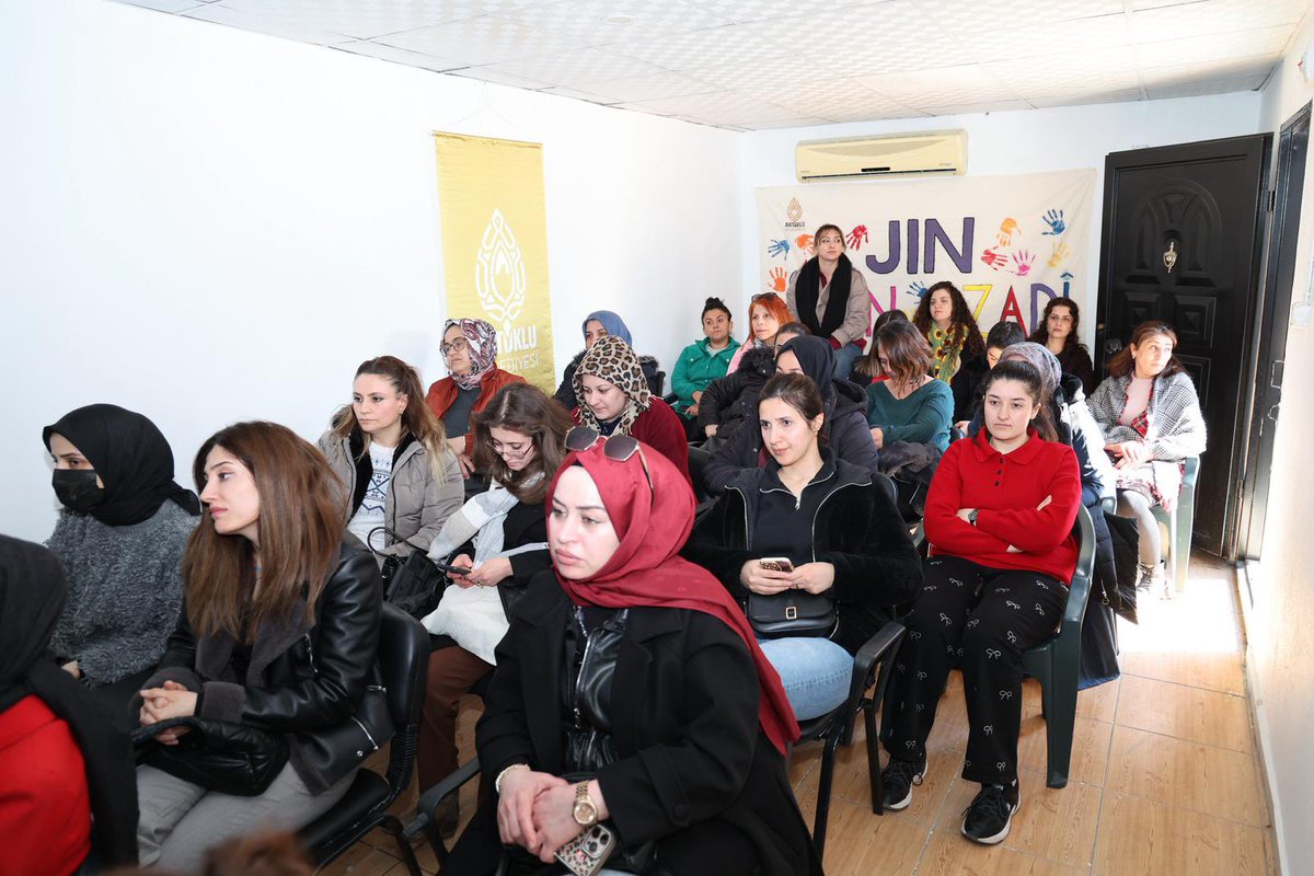 artuklubeltr's tweet photo. 8 Mart Dünya Kadınlar Günü kapsamında Belediyemiz Eşbaşkanı Münevver Ölker, Eşbaşkan Yardımcıları Gülgen Doğan, Dilan Bilin, kadın meclis üyeleri, DEM Parti İlçe Eşbaşkanı Katibe İzgi, Tevgera Jinên Azad aktivistleri, belediye kadın çalışanları ve katılımcı birçok kadınla bir araya geldik.

Kadın mücadelesinin ve emeğinin dayanışmayla büyütüldüğünün önemini anlatan Jinwar belgeseli izlenmiş, kadın mücadelesini ve özgürlüğünü anlatan kurulan sözlerle, kadınlardan alınan önerilerle etkinliğimiz gerçekleşmiştir.

Direnişle özgürleşiyor, demokratik toplumu birlikte örüyoruz.

~~~

Di çarçoveya 8'ê Adarê, Roja Jinên Kedkar a Cîhanê de, me bi hevşaredara me Münevver Ölker,  Alîkara Hevşaredarên me Gülgen Doğan û Dilan Bilin, endamên meclîsa jinan, hevseroka Navçeyê ya DEM Partiyê Katibe İzgi, aktîvîstên Tevgera Jinên Azad (TJA), xebatkarên jin ên şaredariyê û gelek jinên beşdar re civîn pêk anî.

Di çalakiyê de belgesela Jinwar ku girîngiya têkoşîna jinan û keda wan a ku bi hevgirtinê mezin dibe û nîşan dide, hate temaşekirin; bi gotinên ku têkoşîn û azadiya jinan vedibêjin û bi pêşniyarên ku ji jinan hatin wergirtin çalakiya me pêk hat.

Em bi berxwedanê azad dibin, civaka demokratîk bi hev re dihonînin.

~~~

في إطار اليوم العالمي للمرأة في 8 آذار، اجتمعنا مع الرئيسة المشتركة لبلديتنا مُنَوَّر أولكر، ونائبتيها غولغن دوغان وديلان بيلين، وعضوات مجلس المرأة، والرئيسة المشتركة لمنطقة حزب  كاتبه إزغي، وناشطات حركة المرأة الحرة (TJA)، وموظفات البلدية، والعديد من النساء المشاركات.

خلال الفعالية تم عرض فيلم  الوثائقي الذي يوضح أهمية تنمية نضال المرأة وعملها عبر التضامن، كما أُقيمت الفعالية من خلال كلمات عبّرت عن نضال المرأة وحريتها، إضافة إلى المقترحات التي قُدمت من قبل النساء.

بالنضال نتحرر، ونبني المجتمع الديمقراطي معًا.

~~~

ܒܡܣܓܪܬܐ ܕ 8 ܒܐܕܪ، ܝܘܡܐ ܕܢܫ̈ܐ ܕܥܠܡܐ، ܐܬܟܢܫܢ ܥܡ ܪܝܫܬܐ ܡܫܘܬܦܬܐ ܕܒܠܕܝܬܢ ܡܘܢܘܪ ܐܘܠܟܪ، ܘܡܥܕܪܢܝ̈ܬܗ ܓܘܠܓܢ ܕܘܓܢ ܘ ܕܝܠܢ ܒܝܠܝܢ، ܘܚܒܪ̈ܬܐ ܕܡܘܬܒܐ ܕܢܫ̈ܐ، ܘܪܝܫܬܐ ܡܫܘܬܦܬܐ ܕܦܠܓܐ ܕ  ܟܬܝܒܐ ܐܝܙܓܝ، ܘܦܥܠܢ̈ܝܬܐ ܕ ܬܒܓܪܐ ܕܢܫ̈ܐ ܚܐܪ̈ܬܐ، ܘܦܠܚ̈ܬܐ ܕܒܠܕܝܬܐ، ܘܥܡ ܣܓܝܐܬܐ ܕܢܫ̈ܐ.

ܒܬܟܣܝܬܐ ܐܬܚܙܝ ܦܝܠܡܐ ܕܘܟܡܢܛܪܝܐ ܕܡܚܘܐ ܚܫܝܒܘܬܐ ܕܡܐܒܩܐ ܘܥܡܠܐ ܕܢܫ̈ܐ ܟܕ ܡܬܪܒܐ ܒܚܘܒܪܐ ܘܒܣܘܠܝܕܪܝܘܬܐ؛ ܘܐܬܩܝܡܬ ܬܟܣܝܬܐ ܒܡܠ̈ܐ ܕܡܣܒܪ̈ܢ ܡܐܒܩܐ ܘܚܐܪܘܬܐ ܕܢܫ̈ܐ، ܘܒܥܘܝ̈ܐ ܘܚܘܫ̈ܒܐ ܕܐܬܩܒܠܘ ܡܢ ܢܫ̈ܐ.

ܒܡܐܒܩܐ ܡܫܬܚܪܪܝܢܢ، ܘܒܢܝܢܢ ܚܒܪܬܐ ܕܡܘܩܪܛܝܐ ܥܡ ܚܕܕ̈ܐ.