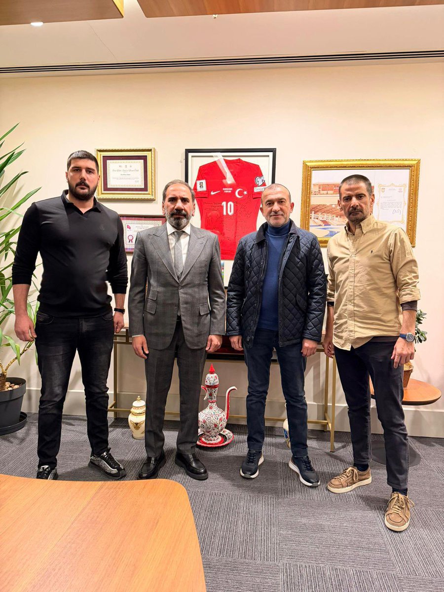 TFF Başkan Vekili Sayın Mecnun Otyakmaz ağabeyimize misafir olduk.
Samimi sohbeti ve misafirperverliği için teşekkür ederiz.