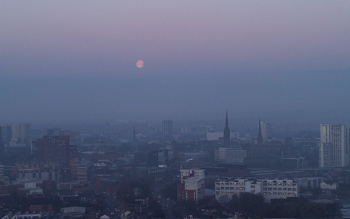 MetWatchUK's tweet image. Yesterday's sunset and this morning's moonset over Coventry. More vivid due to the poorer air quality and Saharan dust!
#stormhour #ukweather