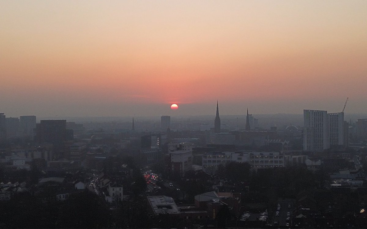 MetWatchUK's tweet image. Yesterday's sunset and this morning's moonset over Coventry. More vivid due to the poorer air quality and Saharan dust!
#stormhour #ukweather