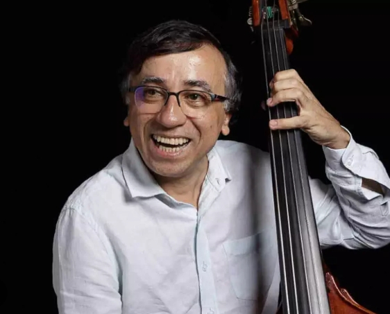 Este bebê se parece muito com aquele baixista do Chico Buarque.