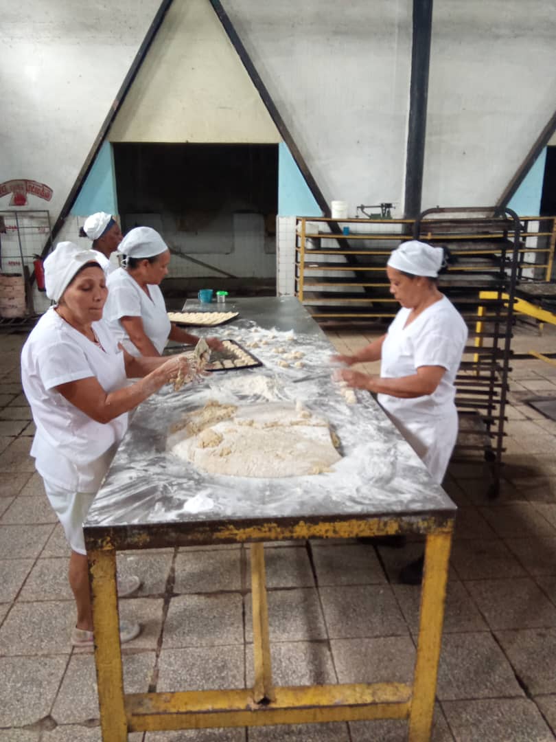 Día Internacional de la Mujer 
Hoy felicitamos a todas las mujeres de la Empresa Productora de Alimentos de #Holguìn
 Panaderas,   Técnicas,Administradoras y directivas.  
Con disciplina, esfuerzo y sensibilidad, las que alimentan la esperanza de nuestro pueblo
Feliz Dìa
