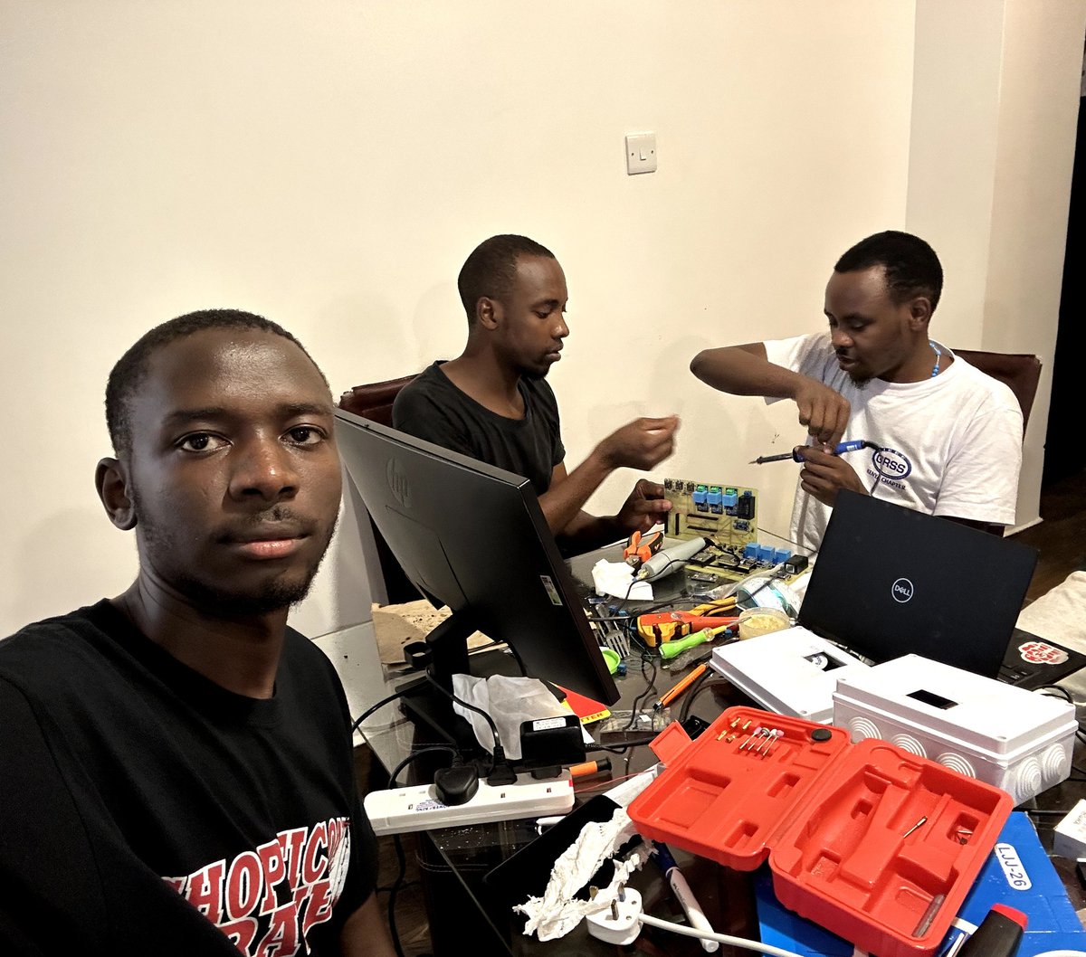 tech_nickk2's tweet image. This is how multi-million dollar hardware companies begin btw. This was us pulling an all nighter trying to debug circuit issues. Unlike software where you just edit the code, at times in hardware you have to redesign the entire circuit 💀😭

#hardware #robotics #electronics