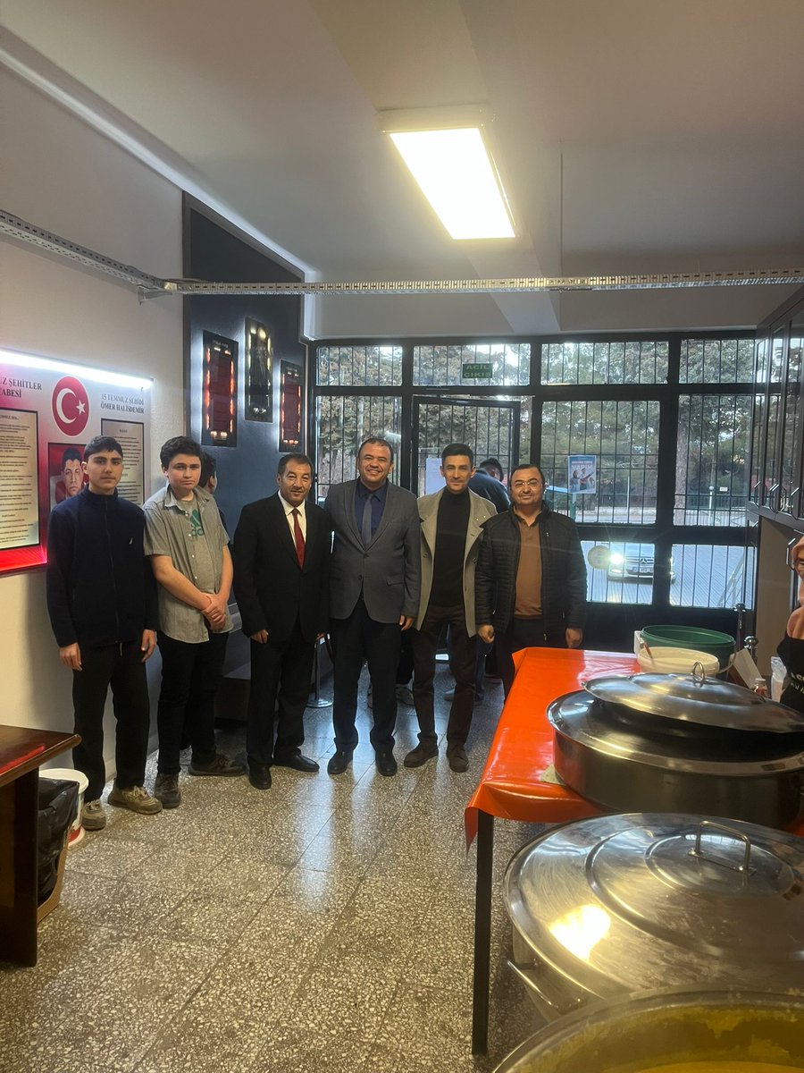 Acipayamilcemem's tweet photo. İlçe Milli Eğitim Müdürümüz Sayın Osman DURAN beraberinde Şube Müdürletimiz Sayın Emre BATUR ve Sayın Gökhan SÖKMEN, Acıpayam Çamlık Mesleki ve Teknik Anadolu Lisesi'nde düzenlenen iftar programına katıldı. @denizlimem @emre_caliskan @99duran https://t.co/haniRxbCMz
