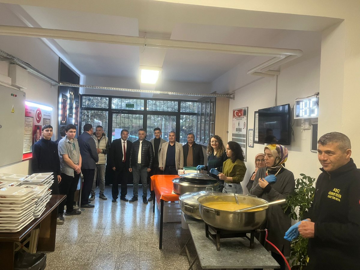 Acipayamilcemem's tweet photo. İlçe Milli Eğitim Müdürümüz Sayın Osman DURAN beraberinde Şube Müdürletimiz Sayın Emre BATUR ve Sayın Gökhan SÖKMEN, Acıpayam Çamlık Mesleki ve Teknik Anadolu Lisesi'nde düzenlenen iftar programına katıldı. @denizlimem @emre_caliskan @99duran https://t.co/haniRxbCMz