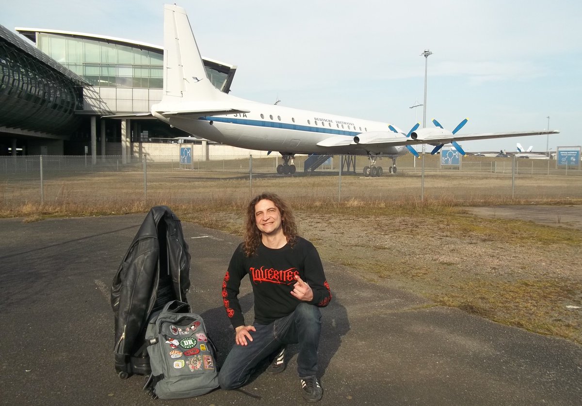 ThomasBartels83's tweet photo. Gruuuuuuuuuuß vom Flughafen Leipzig/Halle wo die erste "Iljuschin Il-18" der Deutschen Lufthansa (DDR) als Denkmal steht 😊🤘📸🌞✨
#thomasbartels #metalthom #lovebitesfan https://t.co/RQvdMjJxrb