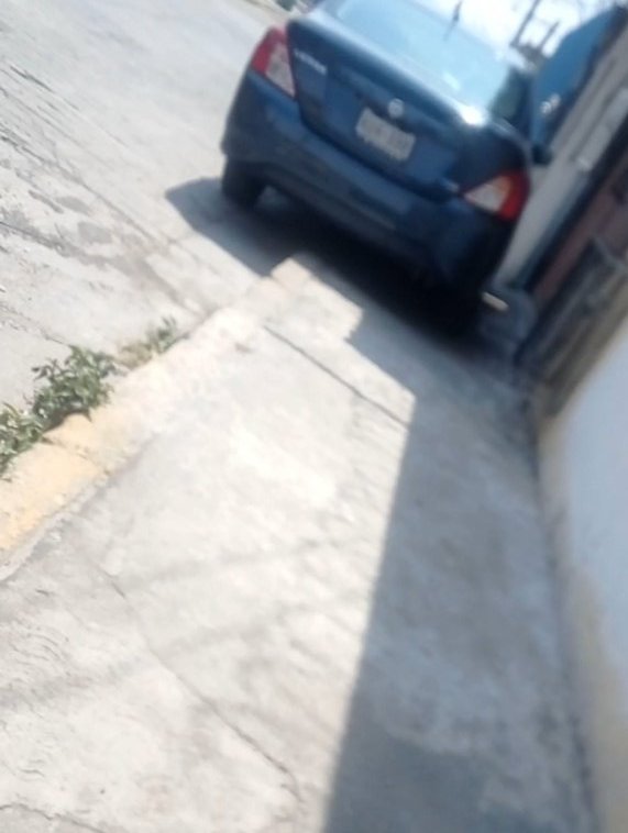 PAGCuerna's tweet photo. #Autos sobre #banqueta   Col. Ramon Hernandez Navarro calle 2 esquina calle 32. Reincidente.

#Cuernavaca https://t.co/cuBxSjTJ20