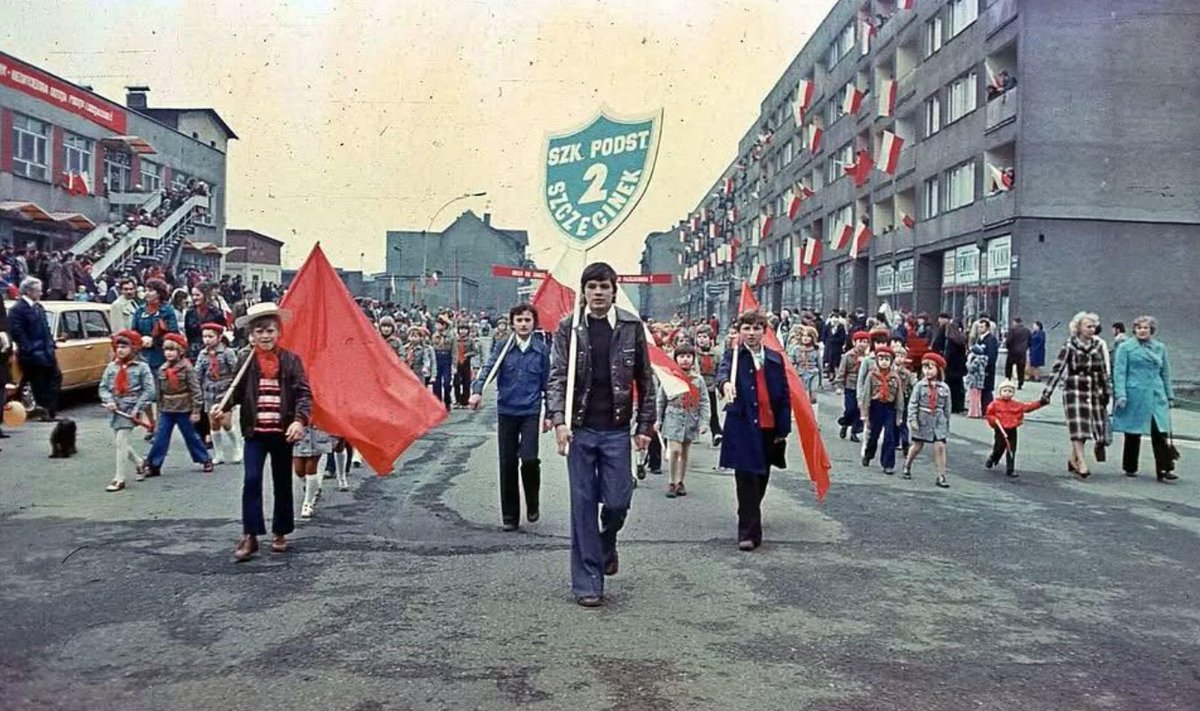 popovaivan's tweet photo. Children from Primary School No. 2 in Szczecinek proudly marching with red banners (late 1970s)

We shall regain such a country, comrades! https://t.co/WSjMEvknw7