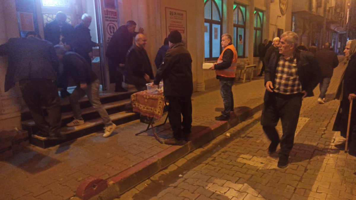 Gönüllere bir nebze tat, dimağlara hoş bir koku... 🌙✨

​Bu akşam Teravih namazı sonrası mahalle teşkilatımızla birlikte cami çıkışında komşularımızla kucaklaştık. İkram ettiğimiz lokumlar ağızları, gül suları ise gönülleri ferahlattı. Paylaştıkça çoğalan Ramazan bereketini hep