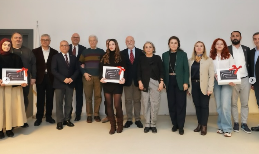 Öğrencilerimizi tebrik ediyor, başarılarının devamını diliyoruz.İSTANBUL GEDİK ÜNİVERSİTESİ, "Kaynakçı Maskesi Tasarım Yarışması" Öödül töreni gerçekleştirildi. 
• Tuğba Kılıç
• Ayşe Dilara Akbulut
• Elif Beril Yağcı,Ödüllerini aldılar. 
instagram.com/p/DVdMG8ZiKYj/…