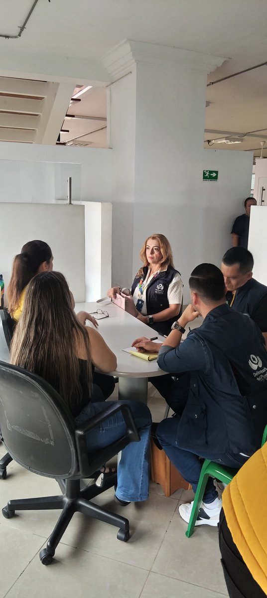 DefensoriaCol's tweet photo. En Pereira, Risaralda, acompañamos una protesta pacífica de pacientes renales de Asmet Salud que exigían soluciones ante la interrupción en el servicio de diálisis, la demora en la entrega de medicamentos y las defallas con el transporte que los traslada a sus citas.

Estuvimos presentes en el plantón, instalamos una mesa de trabajo y logramos compromisos concretos por parte de la EPS.

Conoce todos los detalles acá 👉: https://t.co/2BNmnIQL46