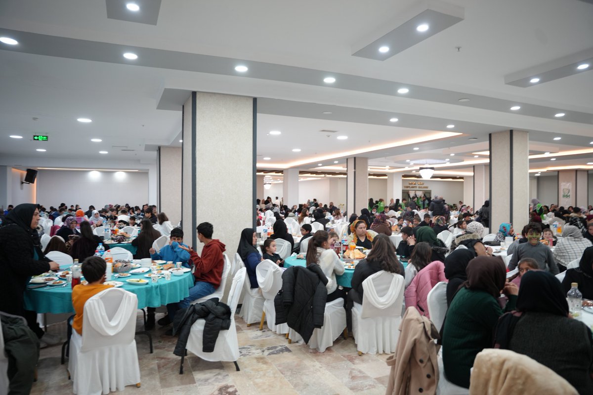 Ebeveyn kaybına uğramış çocuklarımızla aynı sofrada iftar açmanın mutluluğunu yaşadık.

İl Başkanımız Abdulahat Arvas ile birlikte il ve ilçe teşkilatlarımızın katılımıyla gerçekleşen bu güzel akşamda Ramazan’ın bereketini, dayanışma ve kardeşlik ruhunu hep birlikte paylaştık.