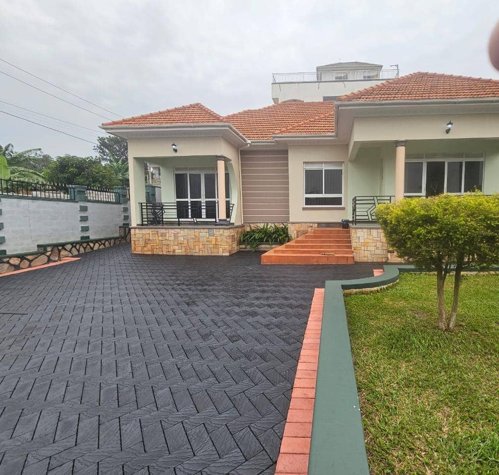 legendhomes's tweet photo. HOUSE FOR SALE IN NAMULANDA ENTEBBE

3bed rooms with self contained servant quarters, seated on 15 decimals - Lake view, Ready title.

380M UGX. 0781150321 https://t.co/MABOLn4l4M
