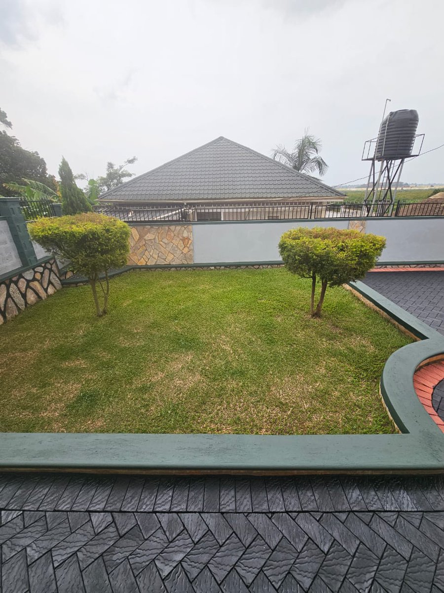 legendhomes's tweet photo. HOUSE FOR SALE IN NAMULANDA ENTEBBE

3bed rooms with self contained servant quarters, seated on 15 decimals - Lake view, Ready title.

380M UGX. 0781150321 https://t.co/MABOLn4l4M