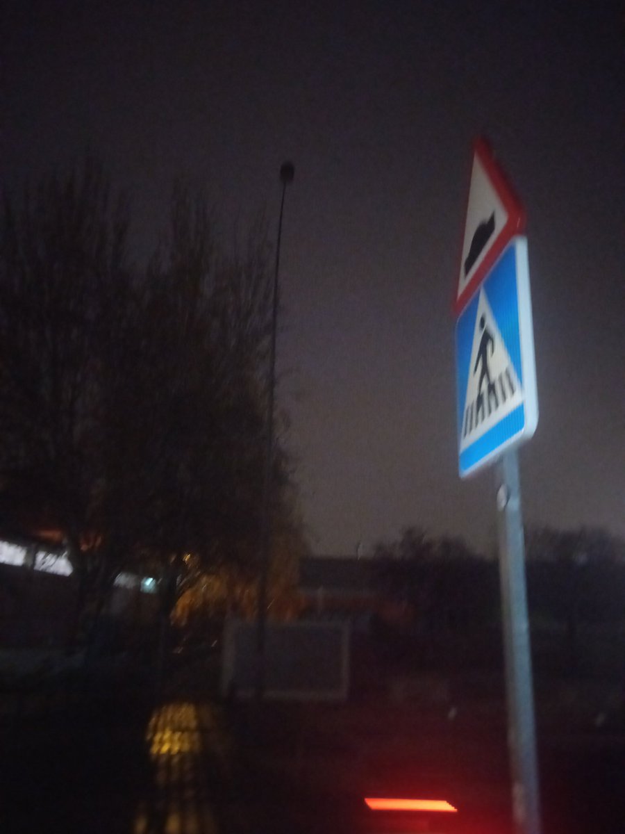 davidbarrenase2's tweet photo. @EsmasAlcorcon  
Desde Ahorramas  calle Pablo Neruda , hasta parque de la república no funcionan las farolas , en ambas aceras https://t.co/R6WYzRvP9n