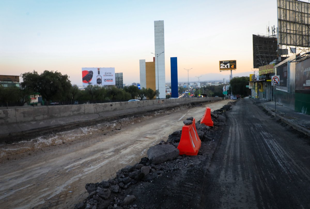 isaacsolar's tweet photo. La transformación del Periférico Norte continúa🚧👷‍♀️

Actualmente contamos con un 35% de avance en este importante proyecto.

Se trabaja en cuatro frentes de obra y, en esta etapa, se realiza el mejoramiento del terreno mediante la colocación de una base cementada de 25 cm de espesor. 

Esta fase es fundamental para garantizar la estabilidad y durabilidad de la infraestructura.

Agradecemos a la comunidad su paciencia y comprensión durante el desarrollo de estos trabajos. Seguimos trabajando para mejorar la conectividad y la calidad de vida de las y los ciudadanos.

👉¡Próximamente más actualizaciones! 

#AquiGobiernaLaEsperanza #Naucalpan #ObraHistorica #PerifericoNorte