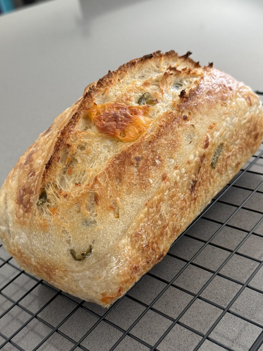 ハラペーニョとチェダーチーズのサワードウ。お昼に食べるのが待ちきれない🤤