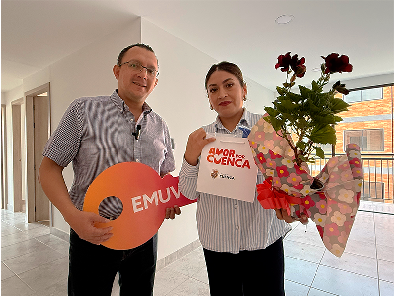 EMUVI_EP's tweet photo. ¡Los sueños se construyen cuando nos atrevemos a dar el primer paso!👨‍👩‍👧

Compartimos la alegría de una familia apostó por ese lugar que será testigo de momentos inolvidables.

Que su historia inspire a adquirir tu vivienda #AmorPorCuenca.❤💛
@czamoramatute 
@MunicipioCuenca https://t.co/i5IQW3tZ5S