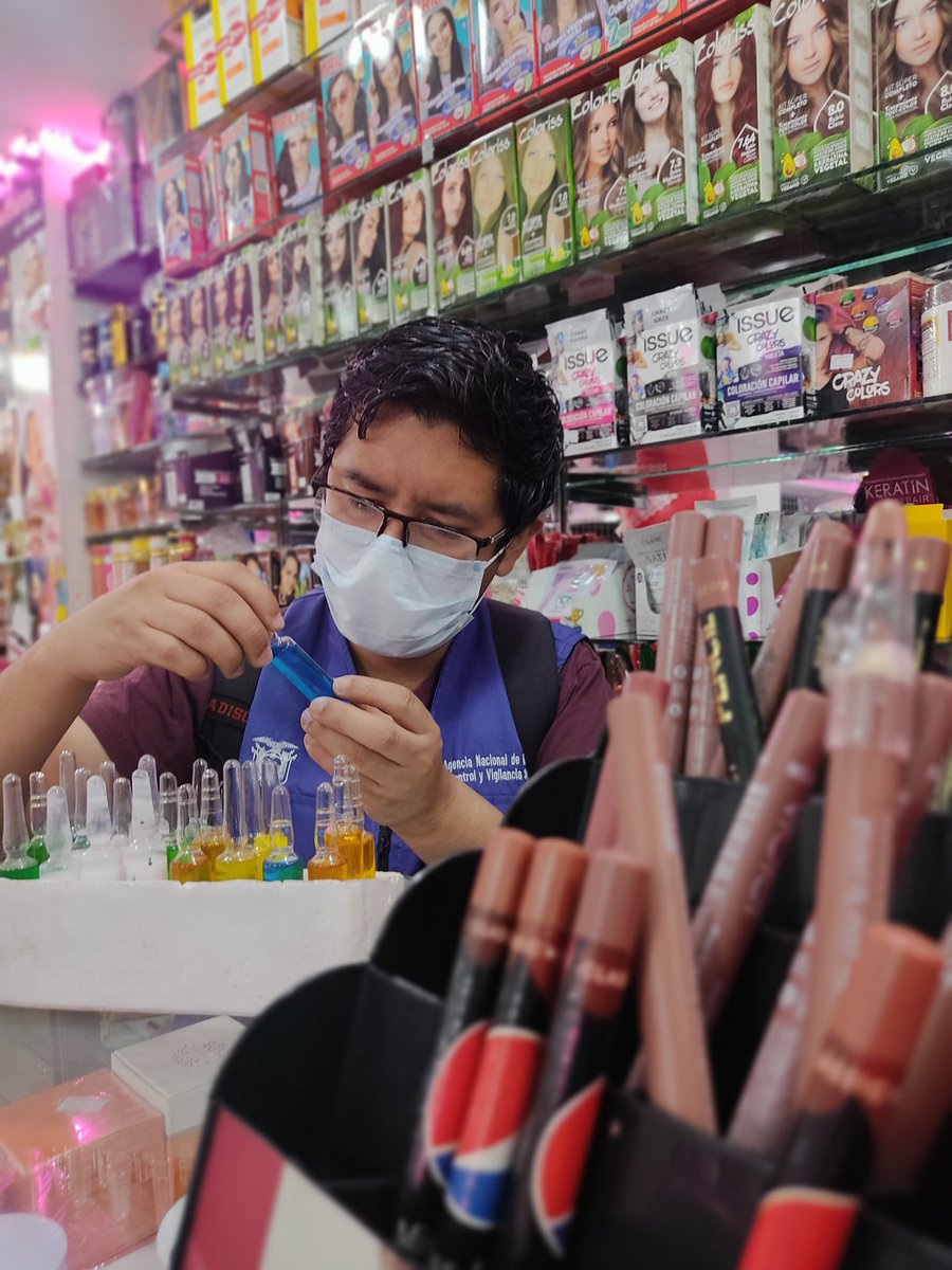 Arcsa_Ec's tweet photo. ¡Acciones de control para cosméticos confiables! 🚨💄

En operativo conjunto con la UDAR de @PoliciaEcuador, detectamos más de 2000 productos sin notificación sanitaria obligatoria en tres locales de #Cotocollao, al norte de #Quito. 

#ArcsaControla ✅
#ElNuevoEcuador 🇪🇨 https://t.co/mmTz3MsLFm