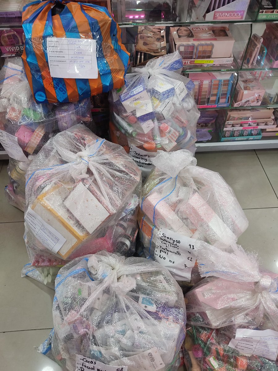 Arcsa_Ec's tweet photo. ¡Acciones de control para cosméticos confiables! 🚨💄

En operativo conjunto con la UDAR de @PoliciaEcuador, detectamos más de 2000 productos sin notificación sanitaria obligatoria en tres locales de #Cotocollao, al norte de #Quito. 

#ArcsaControla ✅
#ElNuevoEcuador 🇪🇨 https://t.co/mmTz3MsLFm