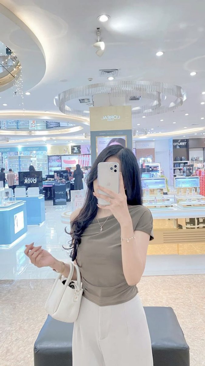 Bunny1357909's tweet image. Simple moments, soft elegance ✨#SimpleVibes #SoftElegance #MirrorSelfie #GirlVibes #AestheticMood #DailyLook #ClassyStyle #CalmVibes #ElegantMood #SelfieTime