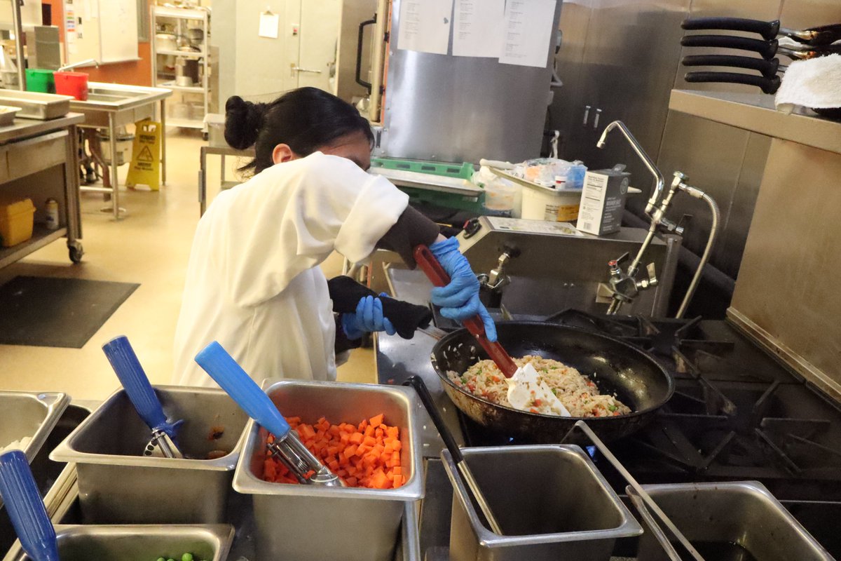 KCPS_ManualCTE's tweet photo. Our awesome culinary students hard at work in the Cardinal Café, serving up fresh and delicious meals! #CardinalStrong #CardinalCafe https://t.co/KvIhU3007z