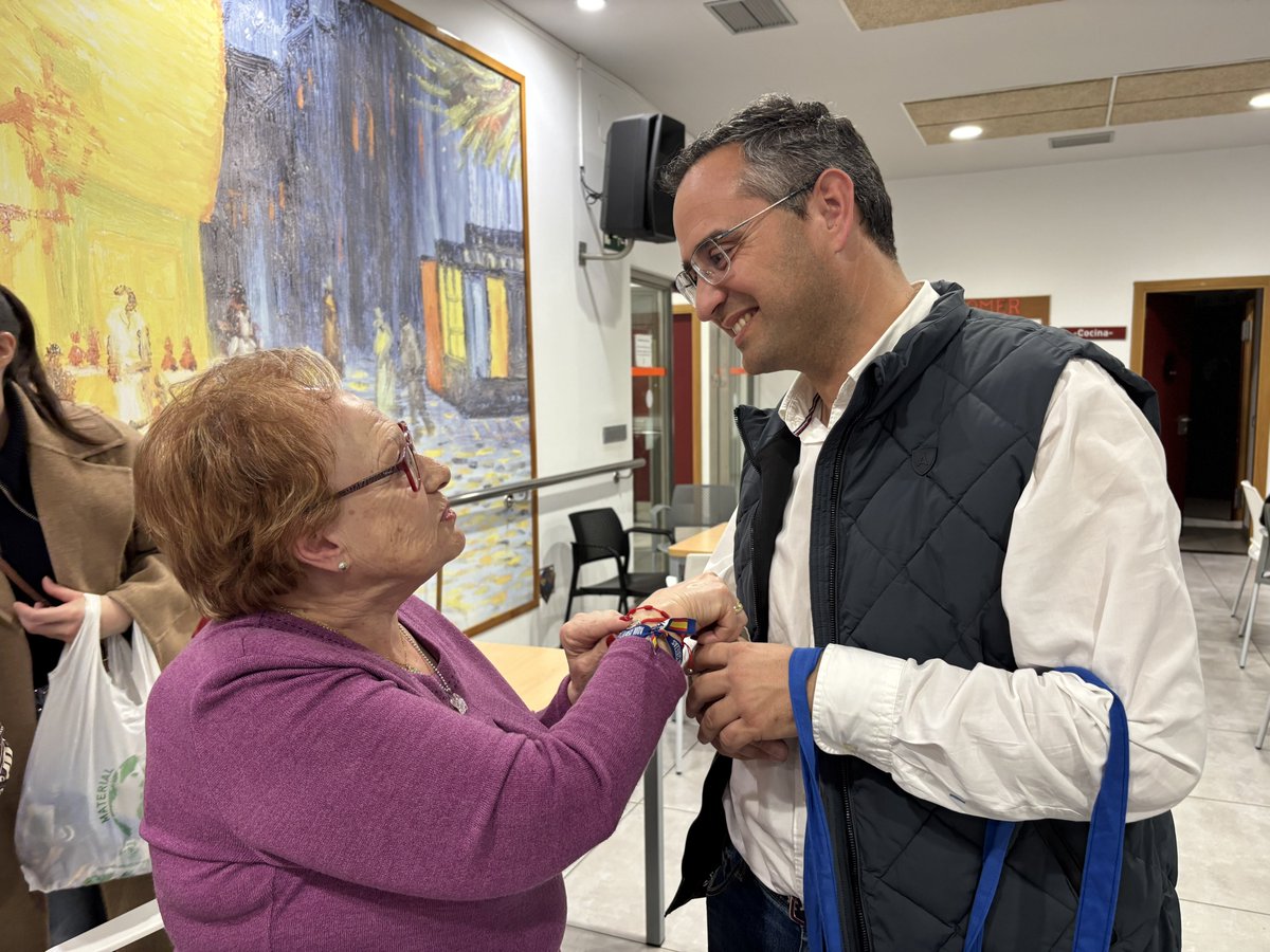 🔵 Encuentro cercano hoy en el CVA San Juan, en la calle Santa Lucía. El alcalde <a href="/JesusJCarnero/">Jesus Julio Carnero</a>, junto a los concejales <a href="/Ohara911/">Blanca JC</a> y <a href="/Rodriniga/">Rodrigo Nieto</a> y miembros de la candidatura del <a href="/PPValladolid/">PP de Valladolid</a>, ha compartido con los usuarios el programa del PP para #CastillayLeón.