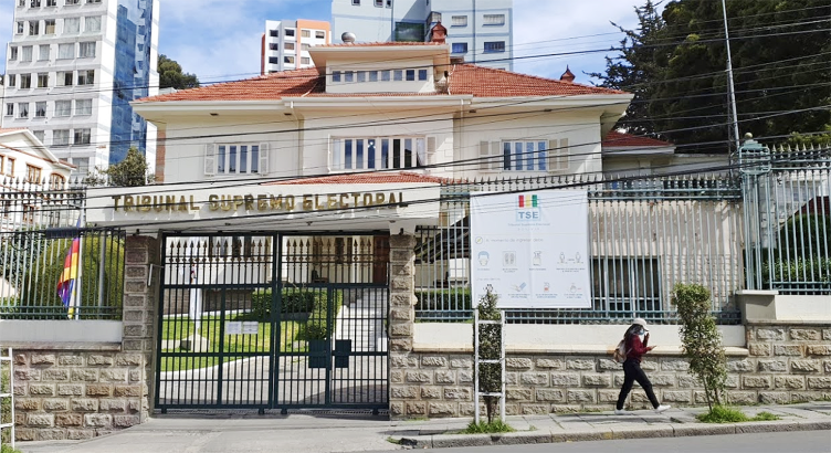 #FuenteDirecta I El TSE recuerda a los medios de comunicación la vigencia del Reglamento de Propaganda y Campaña Electoral para las Elecciones Subnacionales 2026, así como el cumplimiento de la normativa al momento de realizar entrevistas a candidatas/os. acortar.link/IcqMsX
