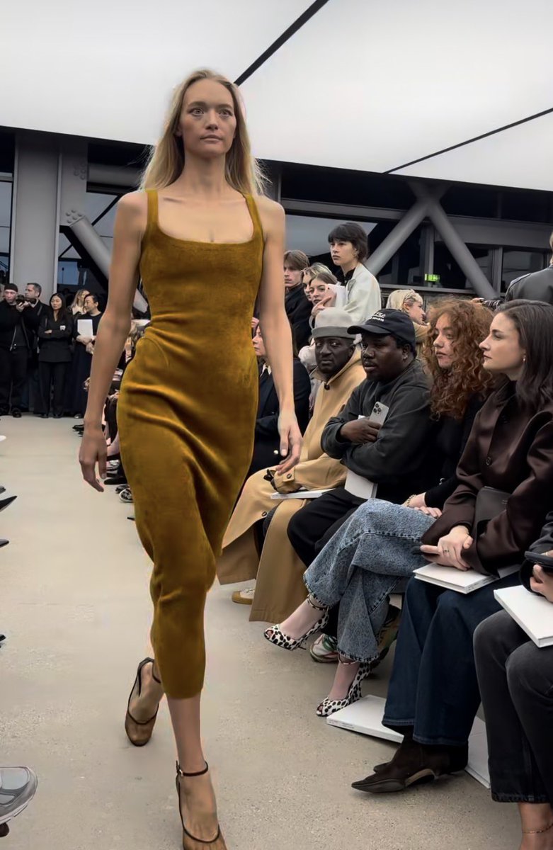 francemothers's tweet photo. Seeing Gemma Ward on the runway again after so many years resonates so much with the gay fashion boys, and girlies of the late 2000’s. You really had to be there to get how meaningful this moment is. https://t.co/Vu83XNpzth