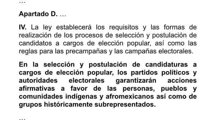 MabelHdezM's tweet photo. La redacción sobre acciones afirmativas en la propuesta de reforma electoral, aunque pareciera positiva por incluirlas en el texto constitucional, tendría que mejorarse para que se volvieran realmente efectivas.
Que se haga referencia a "grupos históricamente subrepresentados" deja la pregunta en el aire de a quién le corresponde definirlos, cómo se verificará dicha calidad, etc., porque nos podemos ir tan finos o granulares en la definición e intersección de categorías sospechosas como queramos, hasta la parálisis.
El ejercicio de distinguir entre quienes ameritan una acción afirmativa y quienes no, no es sencillo, ni rápido.  Esto va a desatar una discusión en el seno del derecho constitucional bastante fuerte.
¿Recuerdan el caso de la comunidad LeBarón, que buscaba ser considerada comunidad equiparable? La Sala Guadalajara determinó algo que me parece que no podemos olvidar: "Las autoridades electorales CARECEN DE COMPETENCIA para conocer de controversias relacionadas con la pretensión de una comunidad para que se les reconozcan derechos colectivos en analogía a las comunidades o pueblos indígenas".
Por un lado vamos a tener a colectivos luchando por cuotas en candidaturas y otros por reconocimiento de su sistema normativo interno, y por el otro lado van a estar corriendo los vertiginosos tiempos electorales.
Finalmente, que se haya excluido de la redacción a LGBT y discapacidad, grupos altamente organizados debido a su extrema discriminación, es preocupante, ya que en los tribunales han tenido triunfos que parecieran en riesgo de perderse.
Al final, esto multiplicará los frentes de batalla de los colectivos, por lo federal y lo local.

Puntos buenos: que la visión de las AA se dé desde los partidos y que por primera vez se mencionen explícitamente.
Pero, conclusión, creo que la actual redacción implicará complejidades de implementación.