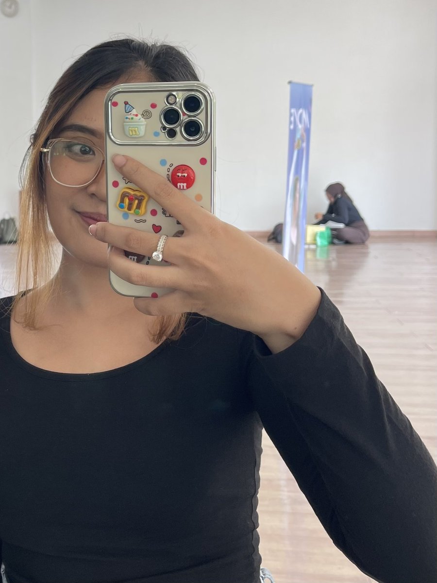 oohvvvi's tweet image. jujur suka banget sama casing ini, awalnya beli karna modelnya lucu ternyata pas sampe hiasan coklatnya beneran timbul bukan cuman print aja 😍 recommend bgt

buat harga under 50k worth it bgt sih‼️

ala ala iphone 17 jg ini🤣 

s.shopee.co.id/4qAfxvv8sa  #casinghp #zonauangᅠ