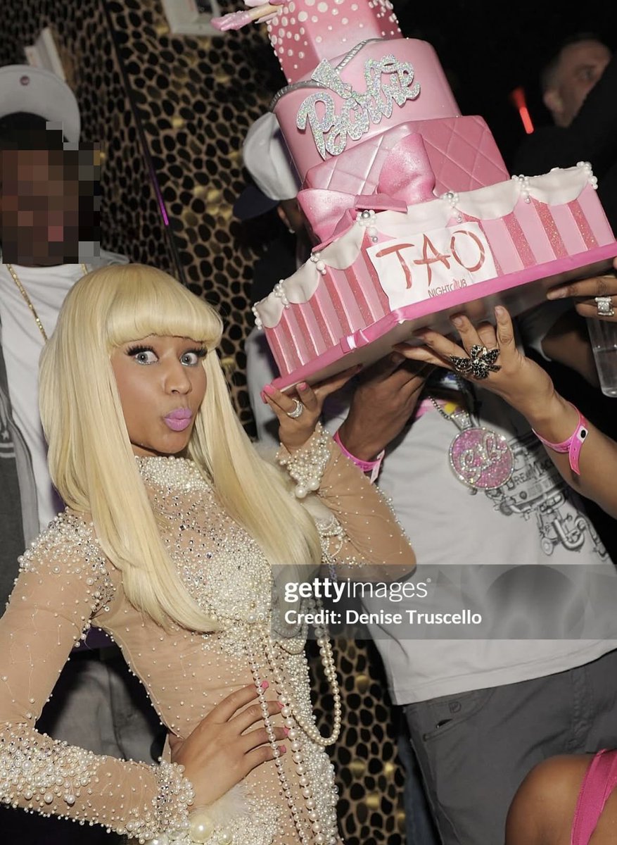NickiThaQueen's tweet photo. bday on the 27th… think it’s only right i get a Nic cake 🎀🎂♈️ #PinkBirthday #GoldenYear https://t.co/xWgwRbXvuT
