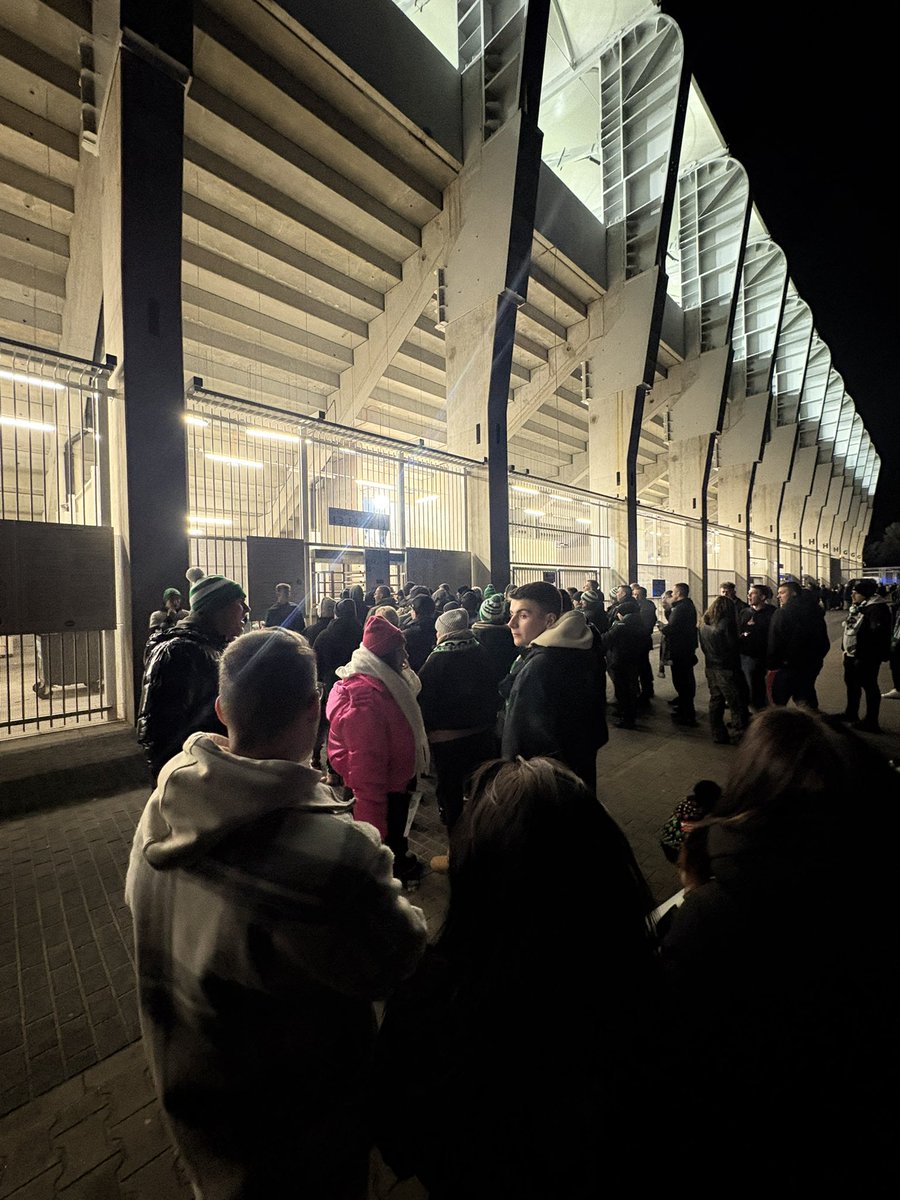 Już teraz wiem że dni są tylko po to by w kolejce stać do bramki całą nocą 👏👏👏👏