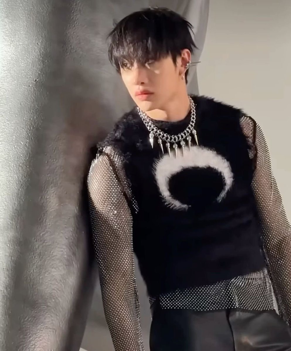 BANG CHAN PLAGIARIZE YOURSELFFF😭😭😭😭😭😭😭😭 HELLO CAN YOU HEAR ME 😭😭😭😭 CHANNNN 😭😭😭😭😭😭😭😭