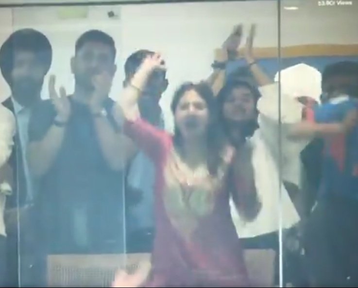 ImNarayanG's tweet image. Beautiful moment during the match...!!

When Bumrah took a bump catch, Sakshi thought the batsman was out and she began celebrating. MS Dhoni immediately calmed her down and told her that the batsman was not out. 😂😂