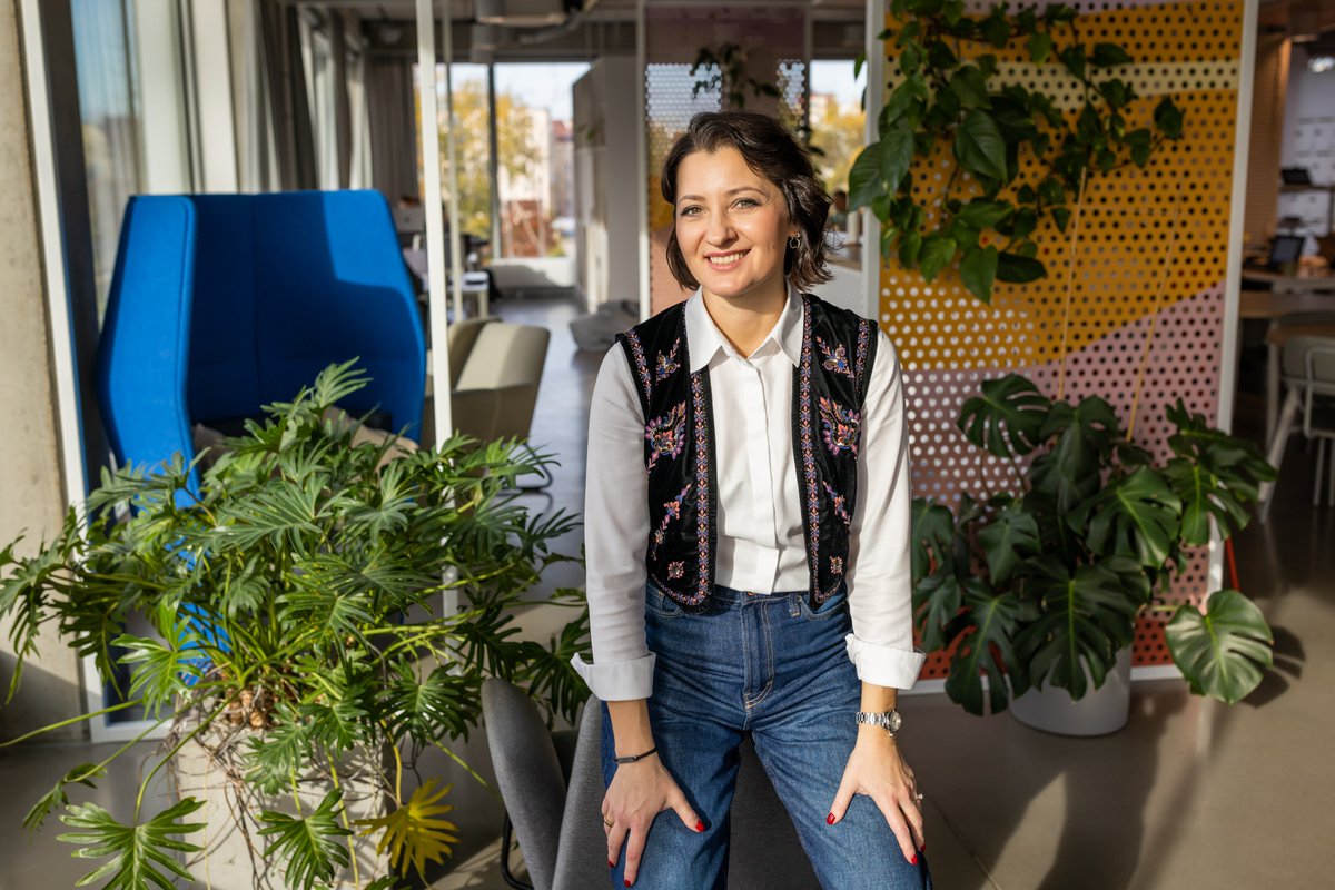 eACNUR's tweet image. Miles de mujeres refugiadas llegaron a Polonia sin guía. Julia, ucraniana emprendedora, creó cursos y talleres para darles herramientas y seguridad. Historias que muestran que juntos podemos reconstruir vidas. 💙 #ACNUR #ConLasRefugiadas