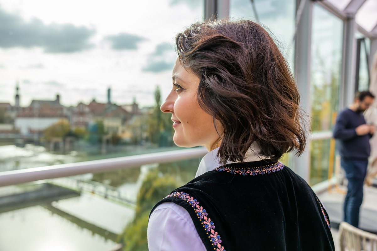 eACNUR's tweet image. Miles de mujeres refugiadas llegaron a Polonia sin guía. Julia, ucraniana emprendedora, creó cursos y talleres para darles herramientas y seguridad. Historias que muestran que juntos podemos reconstruir vidas. 💙 #ACNUR #ConLasRefugiadas