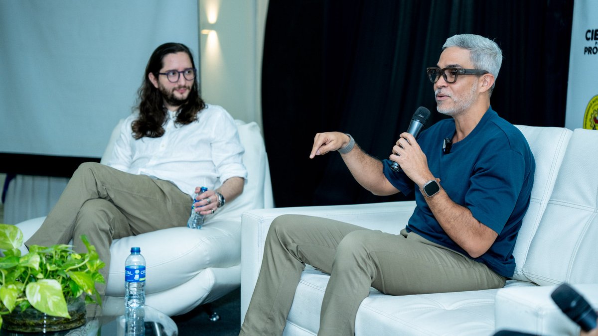 UAutonoma's tweet photo. Conversatorio “La inteligencia artificial en (des) favor del periodismo”, junto a Juan Carlos Rincón y David De Nubila, quienes reflexionaron sobre el impacto de la IA.

En el evento también nació El COMUNICADOR, un nuevo espacio para las voces del periodismo en formación. 📰🧠 https://t.co/AQJDIeFUB2