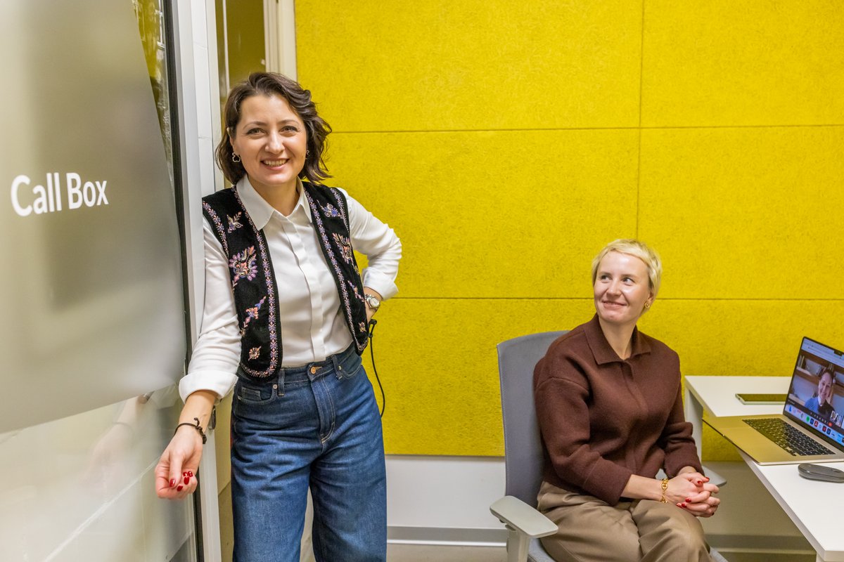 eACNUR's tweet image. Miles de mujeres refugiadas llegaron a Polonia sin guía. Julia, ucraniana emprendedora, creó cursos y talleres para darles herramientas y seguridad. Historias que muestran que juntos podemos reconstruir vidas. 💙 #ACNUR #ConLasRefugiadas