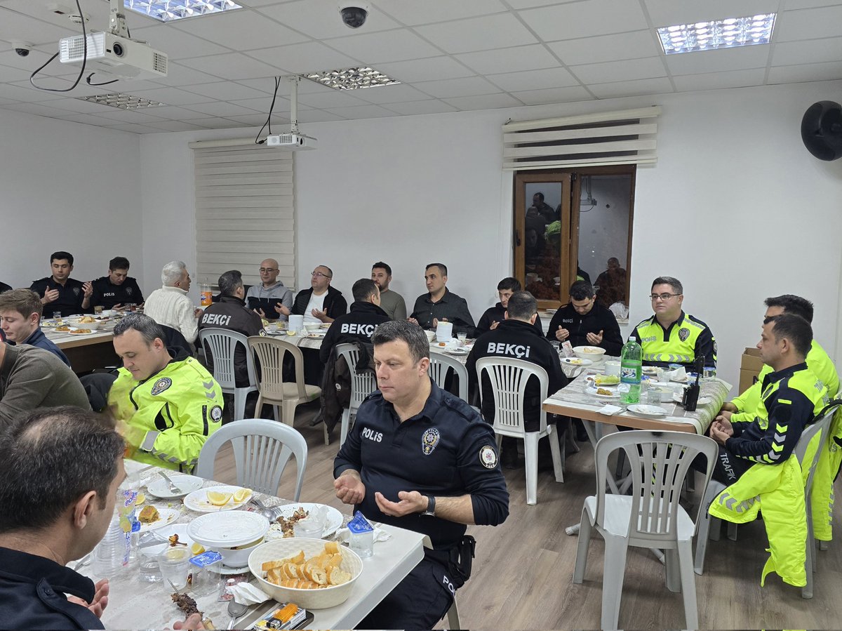 Kaymakamımız Sn. Burak GÜRBÜZ, Kale İlçe Emniyet Amirliği personelleri ile birlikte İlçe Emniyet Amirliğinde gerçekleştirilen iftar yemeğinde bir araya geldi. <a href="/burakgurbuz1071/">Burak GÜRBÜZ</a>