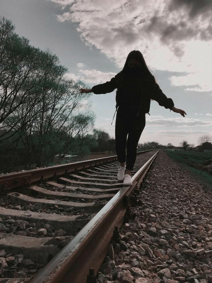 عَجَباً مِن أمر الحَياة فـ الأيام تمضي، كأنّها تُسرِع بِنا إلى نهايات لم نَستَعِدّ لها بعد، نُؤجّل الأحلام ظَنًّا أن في العُمر فَسحَة، ونُطفِئ في قلوبنا أشياء كثيرة على أمل أن يعود لها وقت آخر..
لكنّ الأيام لا تنتظِر أحدًا، تمضي بِنا ونحن نظُن أنّنا مازِلنا في البدايات، حتى