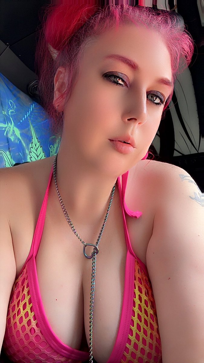 SmushMellow85's tweet photo. It’s way too hot today 🥵 I wish I had a pool to jump into right now…Guess I’ll just have to cool off another way 😘 https://t.co/jxaEIvWBFP