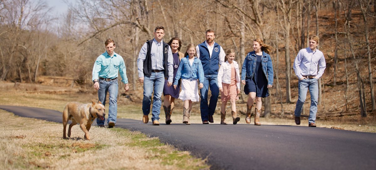 SenThomTillis's tweet image. Senator Markwayne Mullin is a great guy and a great choice to lead DHS, restore competence, and refocus efforts on quickly distributing disaster aid, keeping the border secure, and targeting violent illegal immigrants for deportation.

Another big positive: he likes dogs.