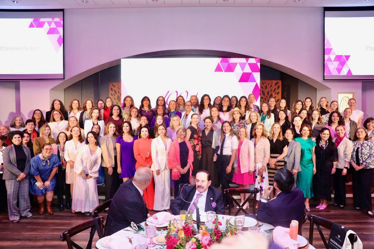 Carmenliliacrv's tweet photo. En este tiempo de mujeres hemos demostrado que asumimos el compromiso de llevar a nuestro país hacia un futuro mejor. Con trabajo constante y visión clara. 100 Mujeres Líderes, más que un evento, fue un espacio para reflexionar y reafirmar que estamos preparadas para afrontar cualquier situación.

Gracias a @El_Universal_Mx y a la @UPInstitucional por invitarme e impulsar este encuentro que me permitió reunirme y conocer a grandes mujeres que inspiran, transforman y abren camino a nuevas generaciones.💜  

#JuntasLoHacemosPosible✨