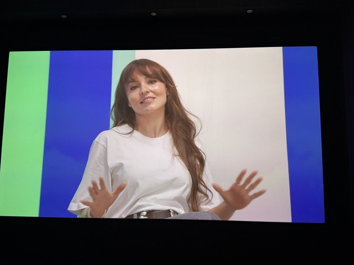 Ayer vi a <a href="/Anboy88/">Angelique Boyer</a> en la pantalla del cine y me emocioné. No entiendo cómo es que es tan hermosa.😭💖✨