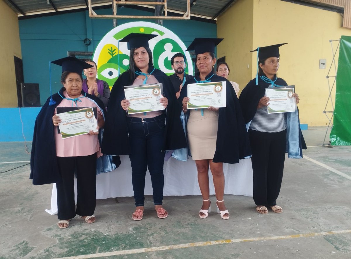 Zona2MTDH's tweet photo. 📍 #Orellana | Entregamos certificados a mujeres formadas en corte y confección, como parte de procesos de acompañamiento y recuperación tras situaciones de violencia. La iniciativa de COCAPRODE fortalece su autonomía económica. 💜✨
#MDHenTerritorio 
#ElNuevoEcuador https://t.co/aesqM4YMWT